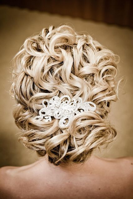 Not Just Flower Crowns: A Collection of Delicate and Cute Bridal Headpieces!にて紹介している画像