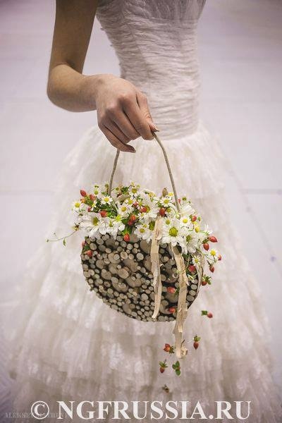 Cute Round Flowers: Check Out Flower Bags and Flower Balls!にて紹介している画像