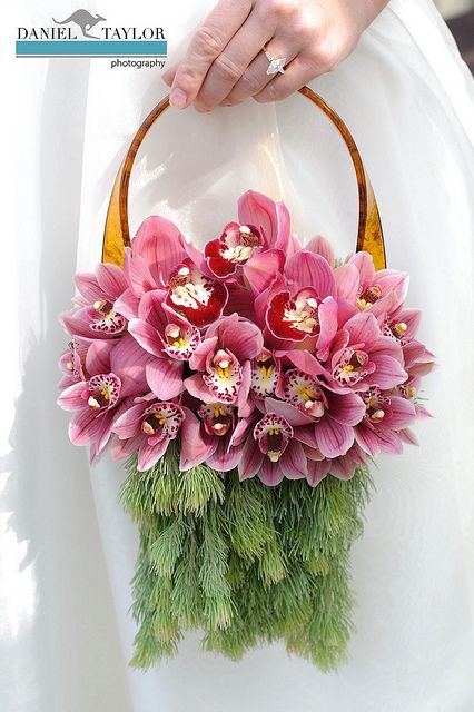 Cute Round Flowers: Check Out Flower Bags and Flower Balls!にて紹介している画像