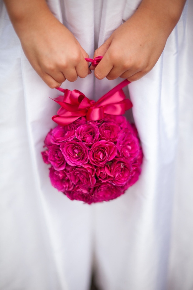 Cute Round Flowers: Check Out Flower Bags and Flower Balls!にて紹介している画像