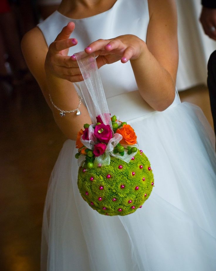 Cute Round Flowers: Check Out Flower Bags and Flower Balls!にて紹介している画像