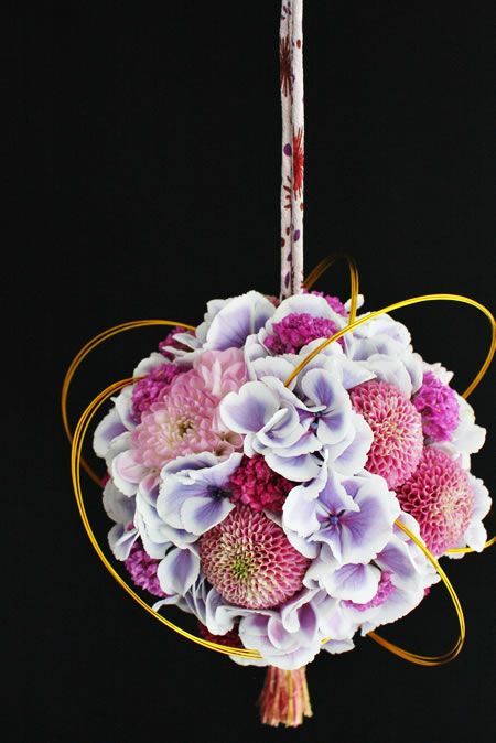 Cute Round Flowers: Check Out Flower Bags and Flower Balls!にて紹介している画像