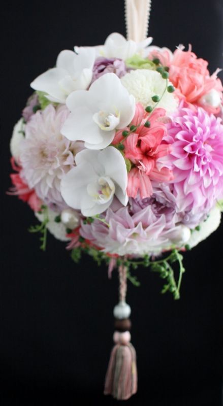 Cute Round Flowers: Check Out Flower Bags and Flower Balls!にて紹介している画像