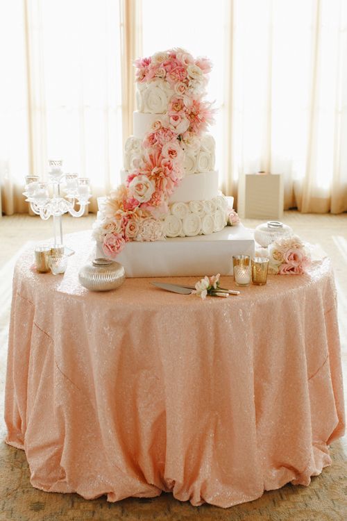 Elegant and Adorable: A Wedding Party Themed in Champagne Gold ♡にて紹介している画像