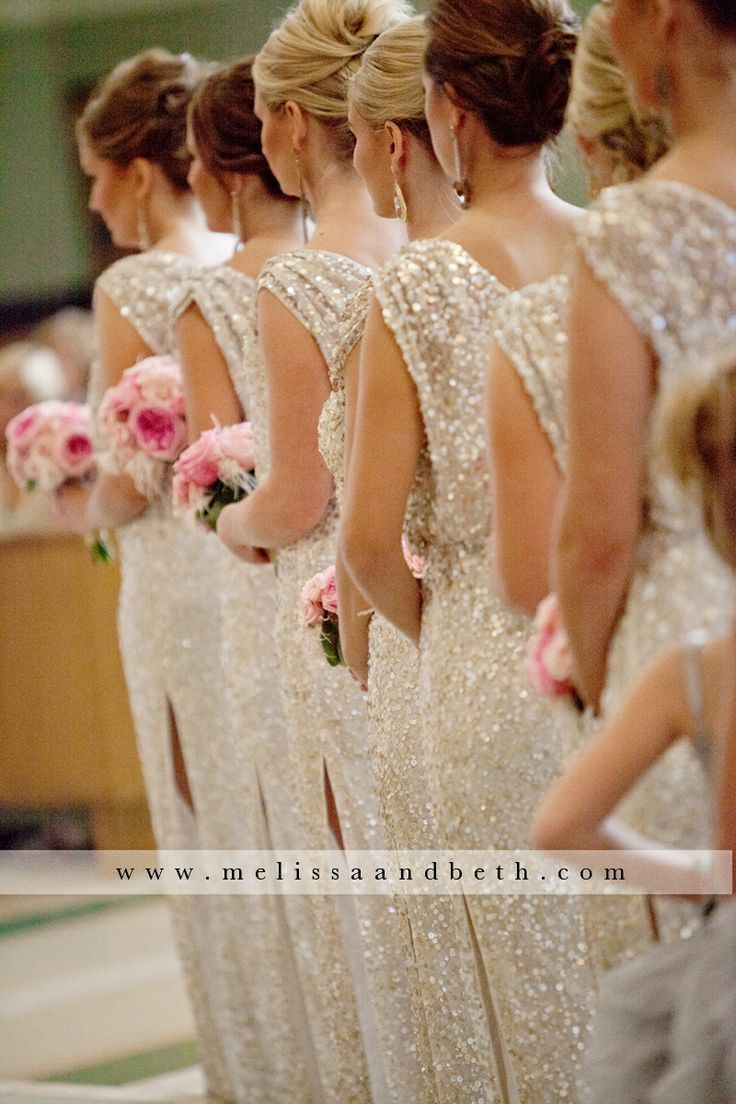 Elegant and Adorable: A Wedding Party Themed in Champagne Gold ♡にて紹介している画像