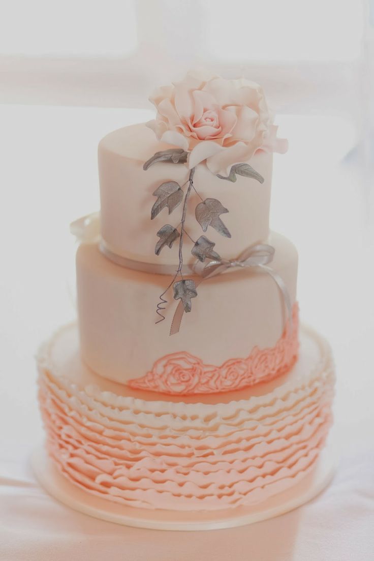 Artistry with Sugar! Luxurious and Artistic Weddings with Sugar Cakes ♡にて紹介している画像