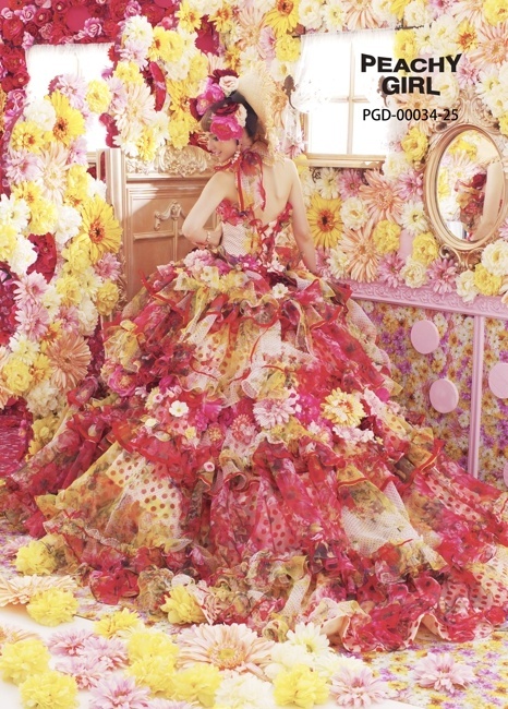 Stunningly Three-Dimensional: A Delightful Dress Adorned with a Bounty of Flowers ♡にて紹介している画像