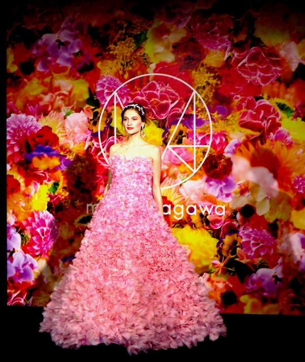 Stunningly Three-Dimensional: A Delightful Dress Adorned with a Bounty of Flowers ♡にて紹介している画像