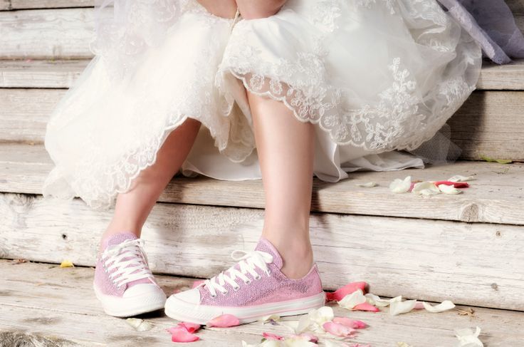 Casual Sweetness: Stylish Wedding Dress × Converse Combo ♡にて紹介している画像