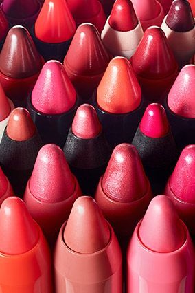 "Highly Rated Crayon Lips Available at 100 Yen Stores!"にて紹介している画像