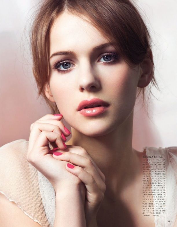 "Highly Rated Crayon Lips Available at 100 Yen Stores!"にて紹介している画像