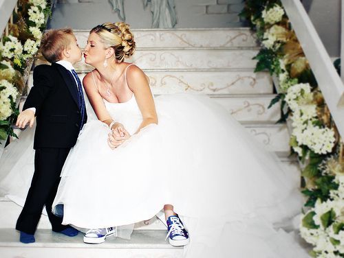 Casual Sweetness: Stylish Wedding Dress × Converse Combo ♡にて紹介している画像