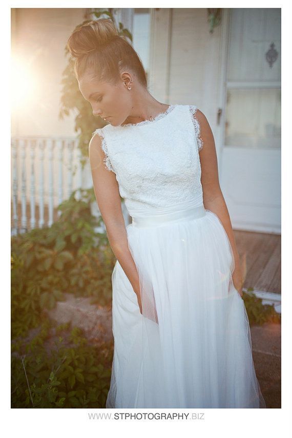 "Delicately Exposed Beauty: Fall in Love with the Classic 'High Neck' Wedding Dress ♡"にて紹介している画像