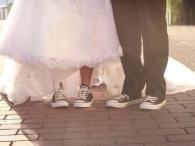Casual Sweetness: Stylish Wedding Dress × Converse Combo ♡にて紹介している画像