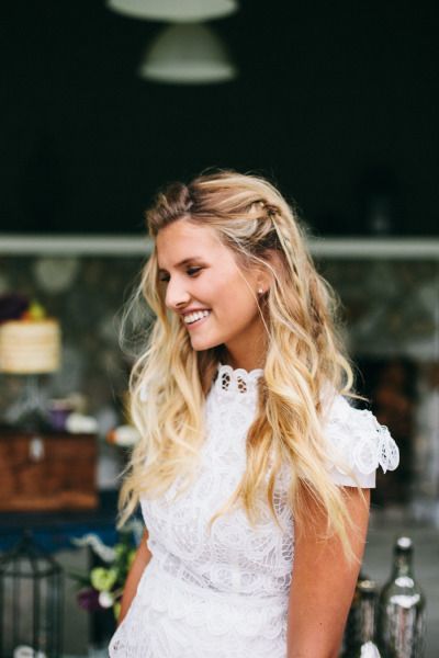 "Delicately Exposed Beauty: Fall in Love with the Classic 'High Neck' Wedding Dress ♡"にて紹介している画像