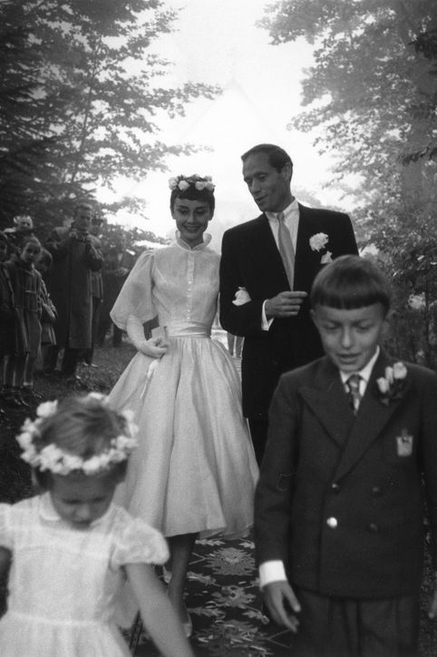 "Delicately Exposed Beauty: Fall in Love with the Classic 'High Neck' Wedding Dress ♡"にて紹介している画像