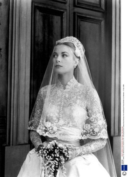 "Delicately Exposed Beauty: Fall in Love with the Classic 'High Neck' Wedding Dress ♡"にて紹介している画像