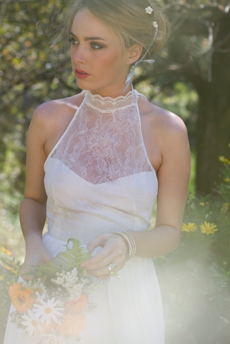 "Delicately Exposed Beauty: Fall in Love with the Classic 'High Neck' Wedding Dress ♡"にて紹介している画像