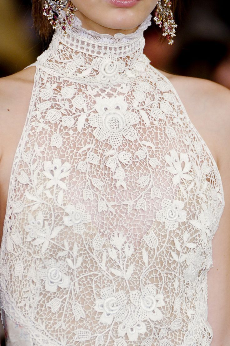 "Delicately Exposed Beauty: Fall in Love with the Classic 'High Neck' Wedding Dress ♡"にて紹介している画像