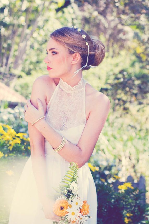 "Delicately Exposed Beauty: Fall in Love with the Classic 'High Neck' Wedding Dress ♡"にて紹介している画像