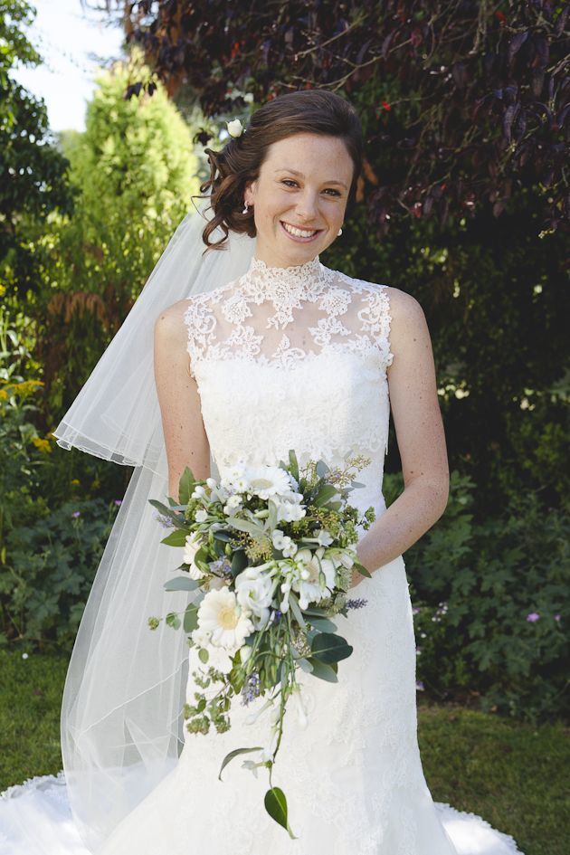 "Delicately Exposed Beauty: Fall in Love with the Classic 'High Neck' Wedding Dress ♡"にて紹介している画像