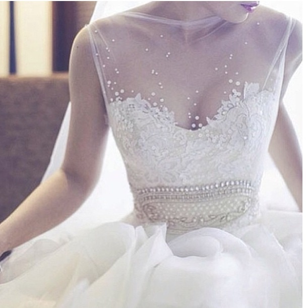 "Delicately Exposed Beauty: Fall in Love with the Classic 'High Neck' Wedding Dress ♡"にて紹介している画像
