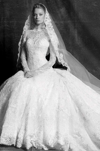 "Delicately Exposed Beauty: Fall in Love with the Classic 'High Neck' Wedding Dress ♡"にて紹介している画像