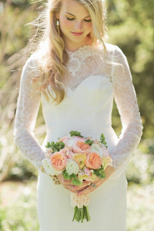 "Delicately Exposed Beauty: Fall in Love with the Classic 'High Neck' Wedding Dress ♡"にて紹介している画像