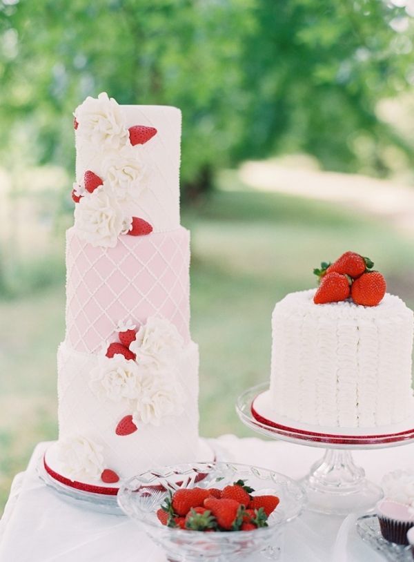 In Season Now! Adorably Sweet Strawberry Weddings Featuring Abundant Ripe Red Strawberries♡にて紹介している画像