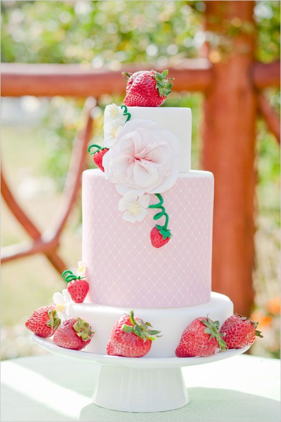 In Season Now! Adorably Sweet Strawberry Weddings Featuring Abundant Ripe Red Strawberries♡にて紹介している画像