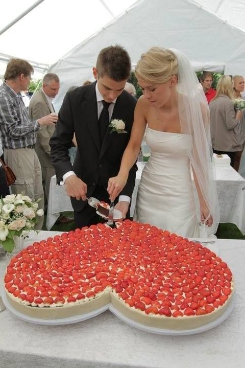 In Season Now! Adorably Sweet Strawberry Weddings Featuring Abundant Ripe Red Strawberries♡にて紹介している画像