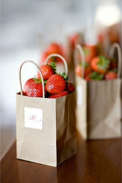In Season Now! Adorably Sweet Strawberry Weddings Featuring Abundant Ripe Red Strawberries♡にて紹介している画像