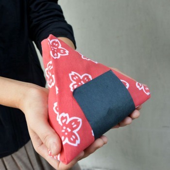 "Gift and Return Favor: Let's Tie the Knot with Handkerchiefs!"にて紹介している画像