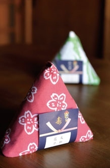 "Gift and Return Favor: Let's Tie the Knot with Handkerchiefs!"にて紹介している画像