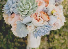 Introducing wedding items featuring "succulents," which are currently experiencing a quiet boom. We have gathered bouquets and decorations that showcase their cute, plump forms. These items are perfect for natural wedding venue decorations!