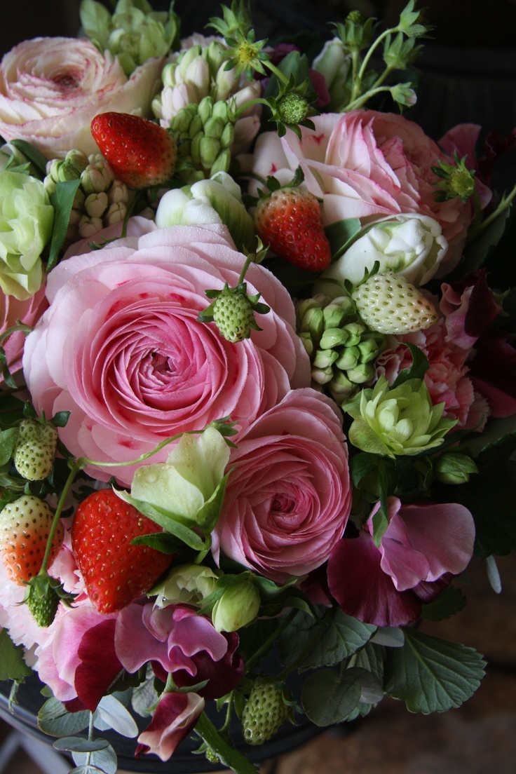 In Season Now! Adorably Sweet Strawberry Weddings Featuring Abundant Ripe Red Strawberries♡にて紹介している画像