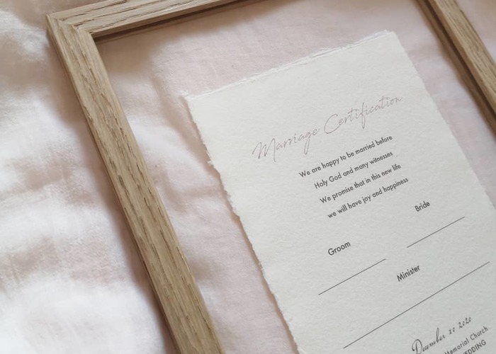 真鍮も良いけど 結婚証明書や受付サインに大きめ木製フレームを使うのもおしゃれです Marry マリー
