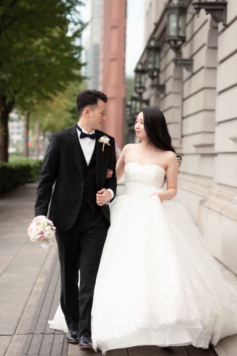 用意しておいて大正解!ロケーション撮影でドレスを地面の擦れや汚れから守ってくれる【トレーンキーパー】にて紹介している画像