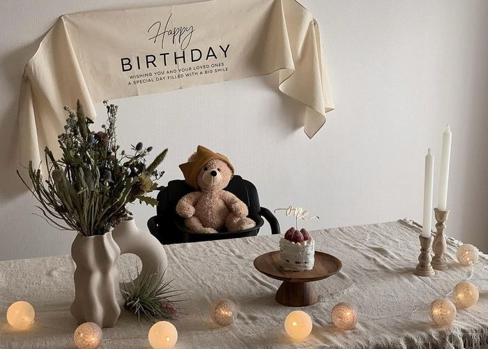 ウェルカムスペースに飾りたい 横長のタペストリーを リボンラベル 風に飾るのが可愛い Marry マリー