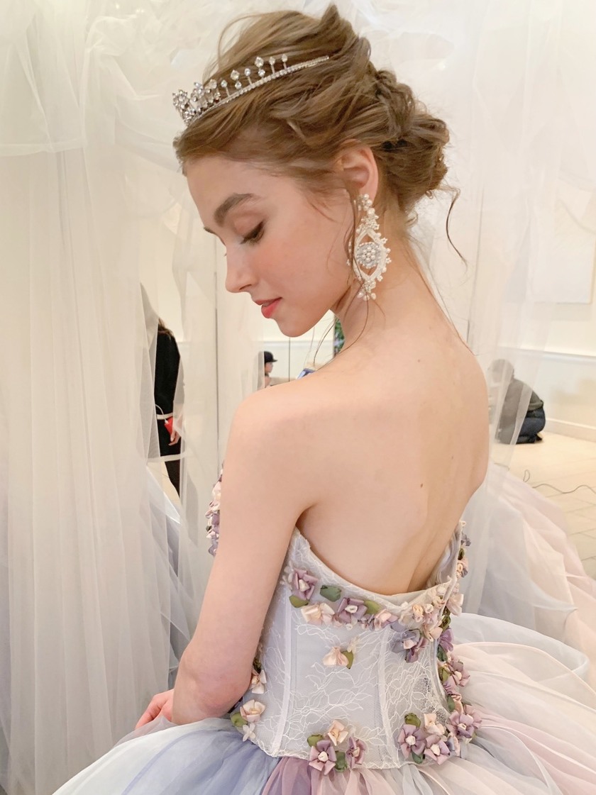 Flowers and Ribbons Make the Perfect Match! Bridal Hair Ideas to Complement Marry's Ribbon Dress♡にて紹介している画像