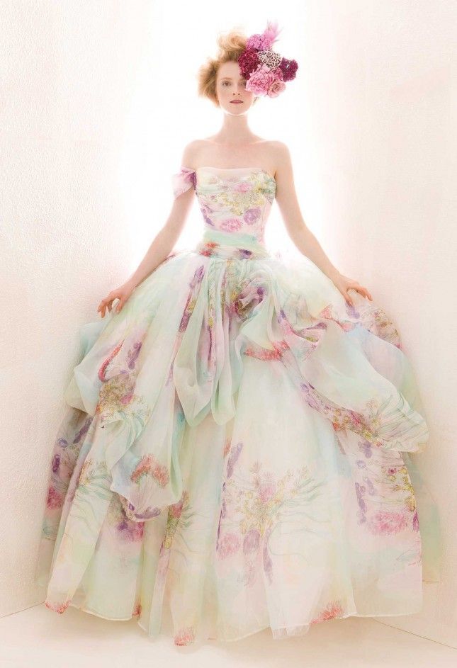 A Wedding Dress Abundant with Flowers: Captivated by Its Adorable, Flower Field-like Charm!にて紹介している画像