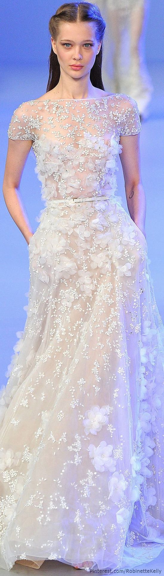 A Wedding Dress Abundant with Flowers: Captivated by Its Adorable, Flower Field-like Charm!にて紹介している画像