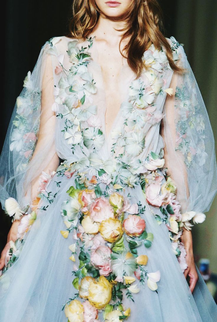 A Wedding Dress Abundant with Flowers: Captivated by Its Adorable, Flower Field-like Charm!にて紹介している画像