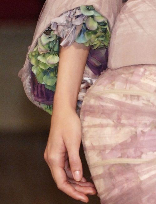 A Wedding Dress Abundant with Flowers: Captivated by Its Adorable, Flower Field-like Charm!にて紹介している画像