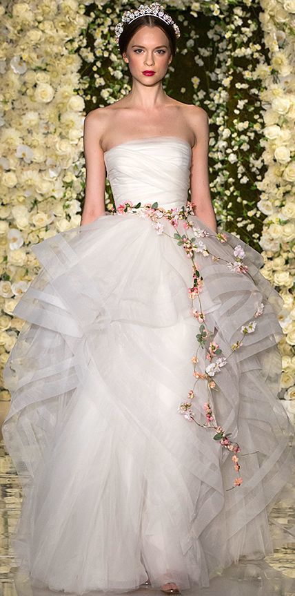 A Wedding Dress Abundant with Flowers: Captivated by Its Adorable, Flower Field-like Charm!にて紹介している画像