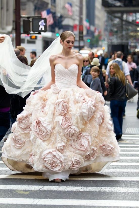 A Wedding Dress Abundant with Flowers: Captivated by Its Adorable, Flower Field-like Charm!にて紹介している画像