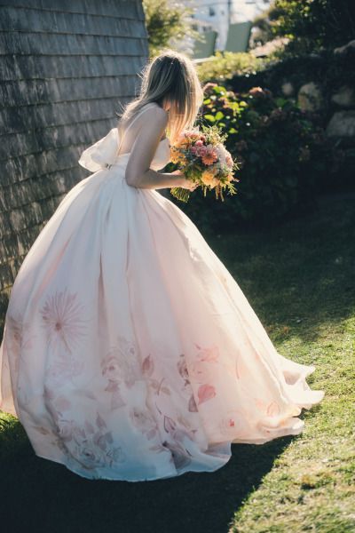 A Wedding Dress Abundant with Flowers: Captivated by Its Adorable, Flower Field-like Charm!にて紹介している画像