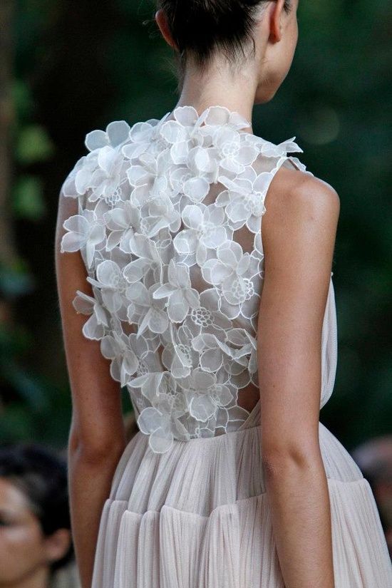 A Wedding Dress Abundant with Flowers: Captivated by Its Adorable, Flower Field-like Charm!にて紹介している画像