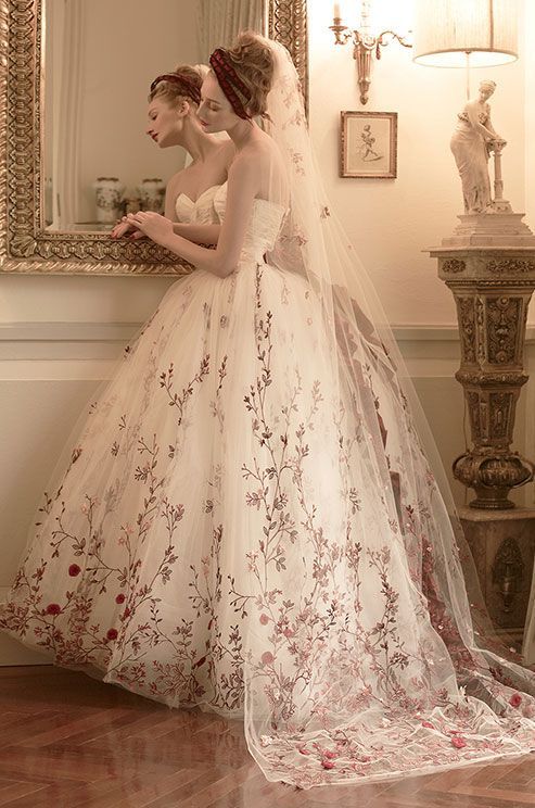 A Wedding Dress Abundant with Flowers: Captivated by Its Adorable, Flower Field-like Charm!にて紹介している画像