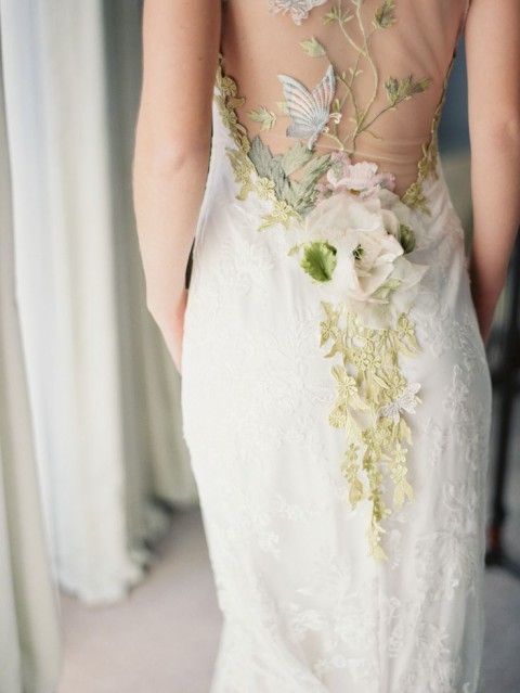 A Wedding Dress Abundant with Flowers: Captivated by Its Adorable, Flower Field-like Charm!にて紹介している画像